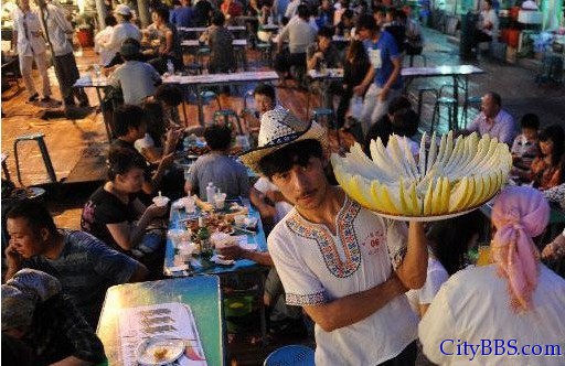 乌鲁木齐市五一东路、经二路，分美食一条街和购物一条街