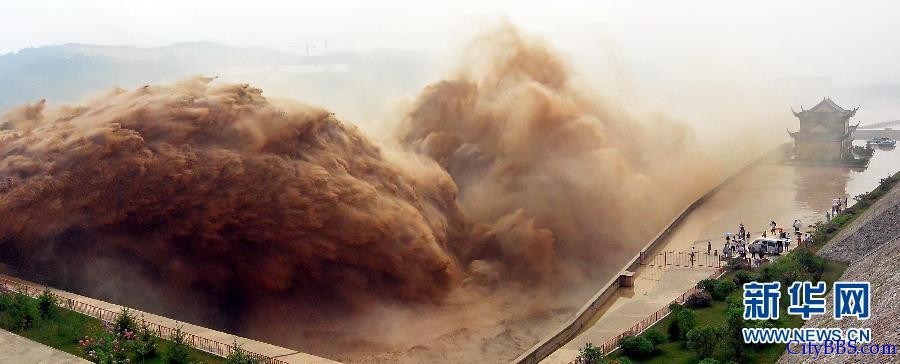 黄河小浪底水库排沙出库“黄龙”飞舞
