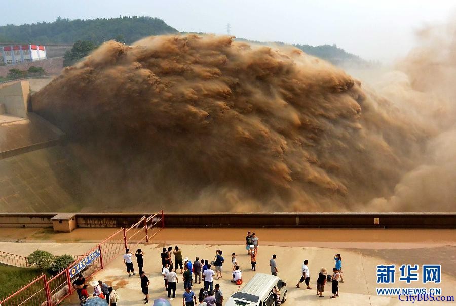 黄河小浪底水库排沙出库“黄龙”飞舞