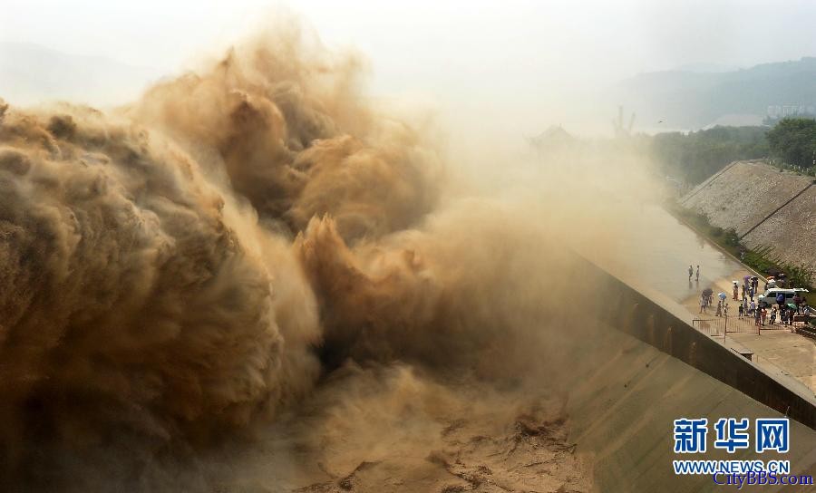 黄河小浪底水库排沙出库“黄龙”飞舞