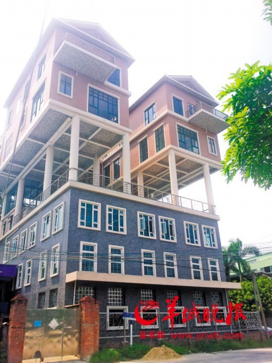 东莞现楼顶奇葩：十余水泥柱“撑起”两栋别墅