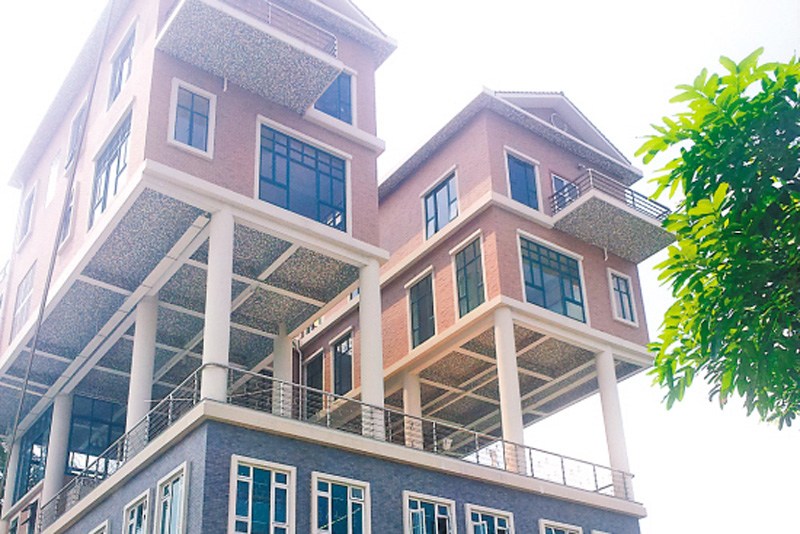 东莞现楼顶奇葩：十余水泥柱“撑起”两栋别墅