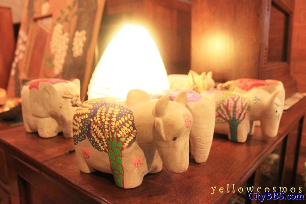 宁曼海敏(Nimmanhaemin) 清迈的文艺街区 木雕工艺品店内的木马和木象,每一只木雕背上的花纹都不一样,而 ... 宁曼海敏(Nimmanhaemin) 清迈的文艺街区 木雕工艺品店内的木马和木象,每一只木雕背上的花纹都不一样,而 ...