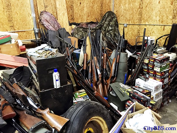 美国一男子藏枪5000多支 打开房门惊呆了…