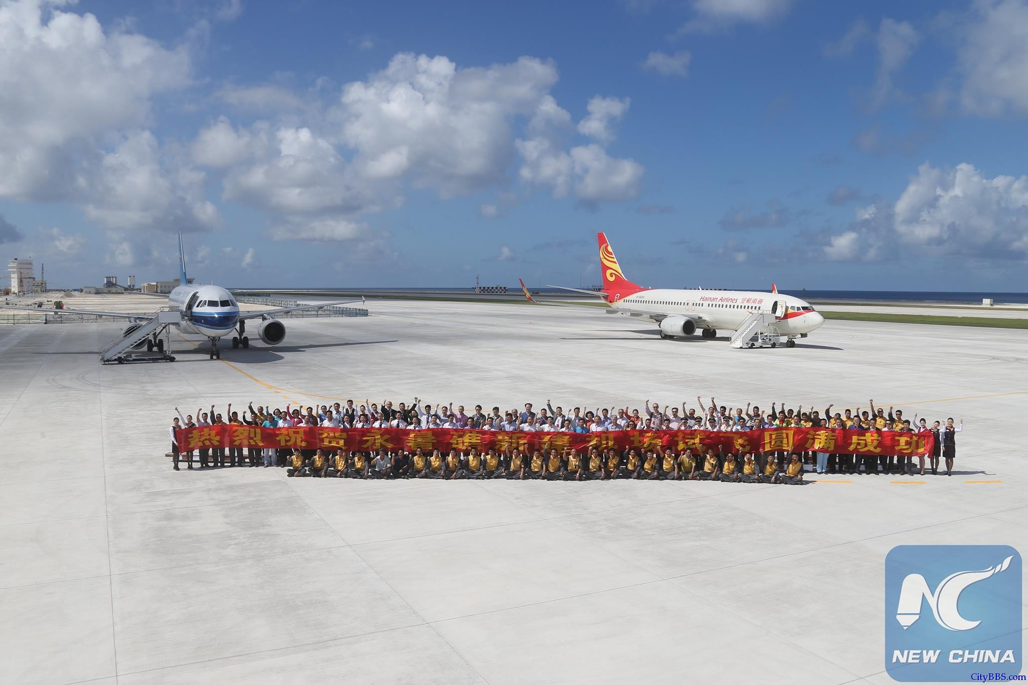 两民航机连续起降 中国南沙永暑礁新建机场试飞成功