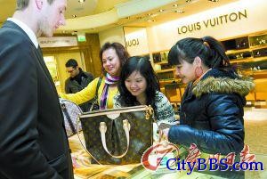 英国伦敦Harrods百货公司,中国游客在购买LV等奢侈品