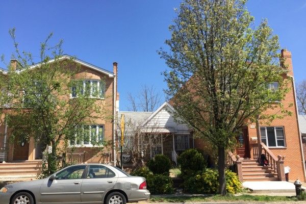 这叫人怎么活？两华裔将旧房改巨屋