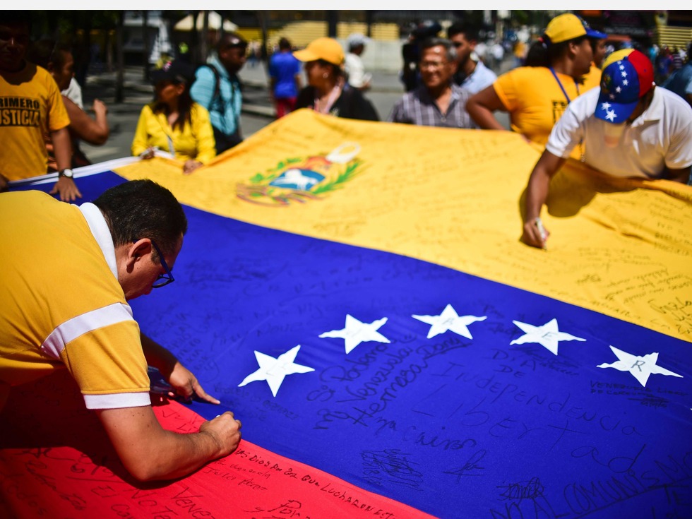 委内瑞拉民众签名要求马杜罗下台