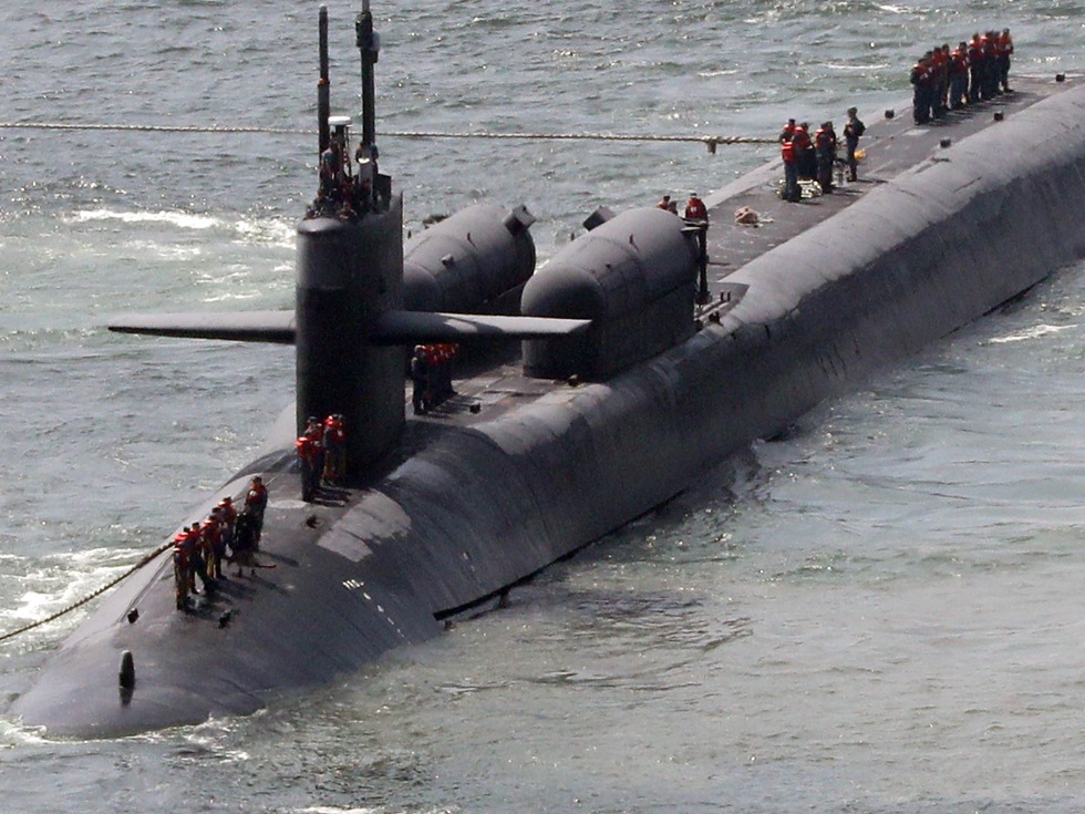 美俄亥俄号核潜艇驶入釜山海军基地