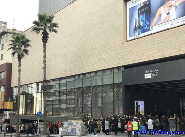 中国游客济州免税店外排40米长队 堪比从前