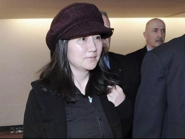 孟晚舟出庭更改保释条件 黑色上衣轻抚长发