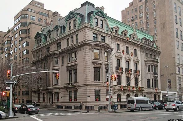 为了跻身上流社会，女人能有多拼？