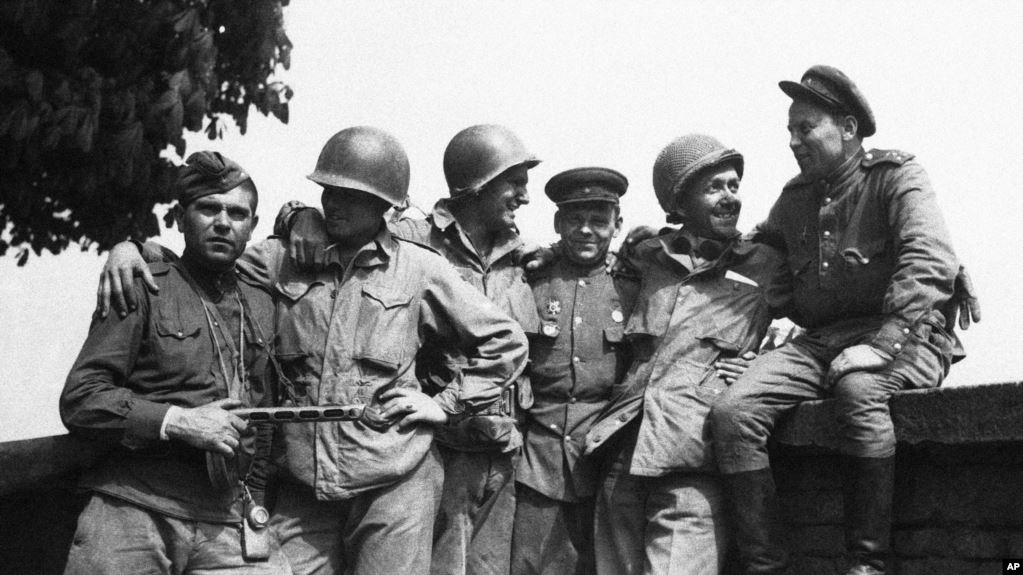 美俄共同纪念易北河会师75周年两国合作典范