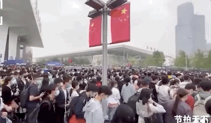 十一多地车站出现同一幕迟到的春运看哭网友8.gif