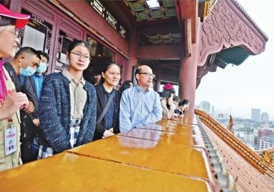 援鄂医疗队员国庆中秋重返武汉