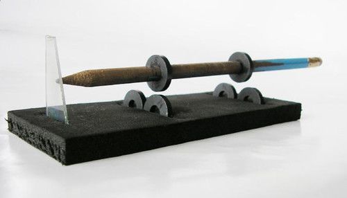 教授孩子用各种廉价的材料甚至是回收的垃圾制作科学玩具