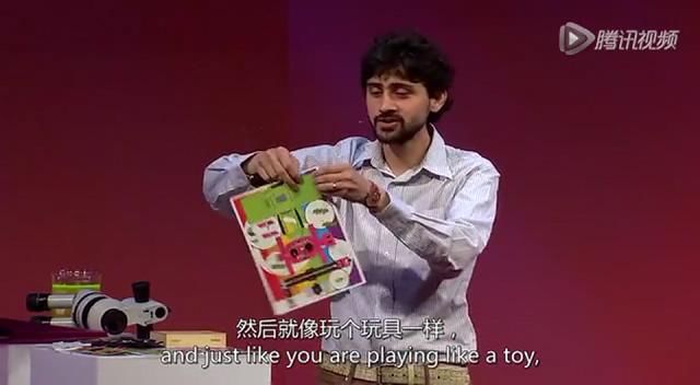 他手里拿的那张纸就是一个折纸显微镜Foldscope的全部材料