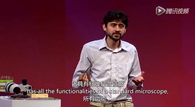 他手里拿的那张纸就是一个折纸显微镜Foldscope的全部材料