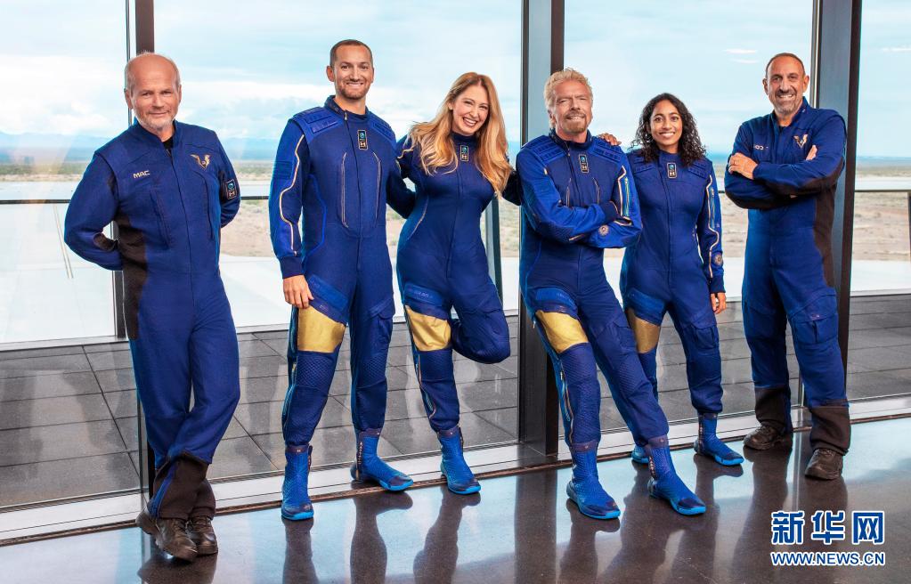 维珍太空船完成满员太空试飞70岁布兰森参加