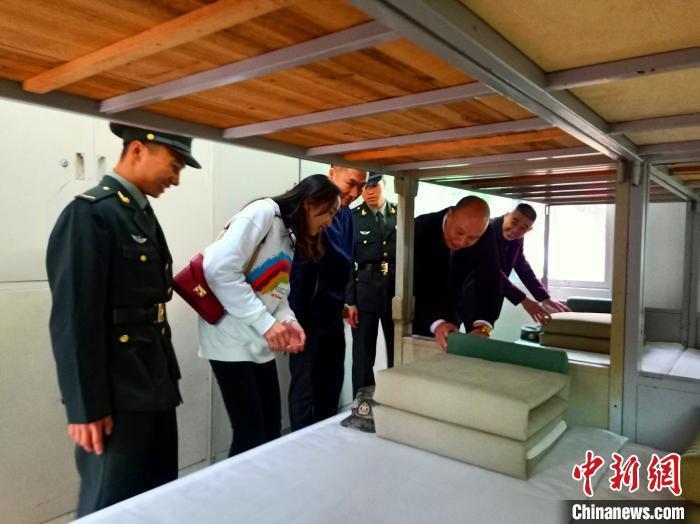 新兵家长参观新兵宿舍