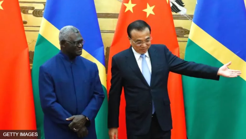 所罗门群岛总理索加瓦雷与中国国务院总理李克强会面的资料照片