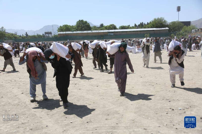 阿富汗民众在喀布尔领取中国援助的粮食