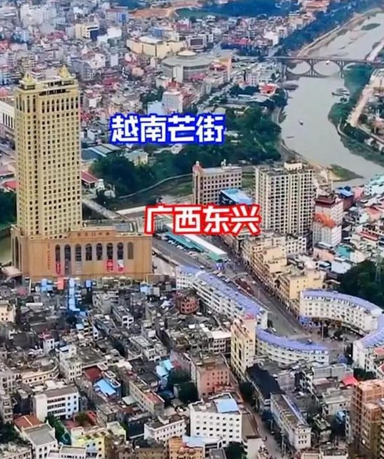 东兴和越南只有一条北仑河的距离.jpg