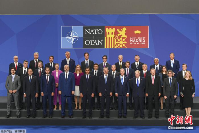 北约领导人在西班牙马德里举行的北约峰会上合影留念