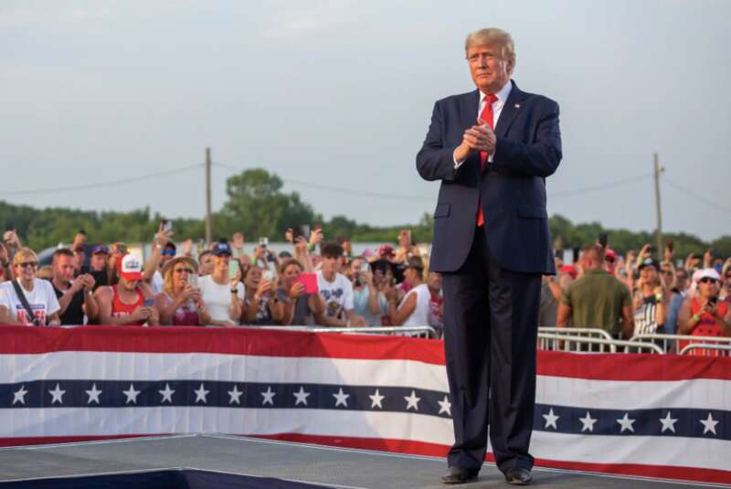 川普去年在伊利诺伊州门登的一场集会上