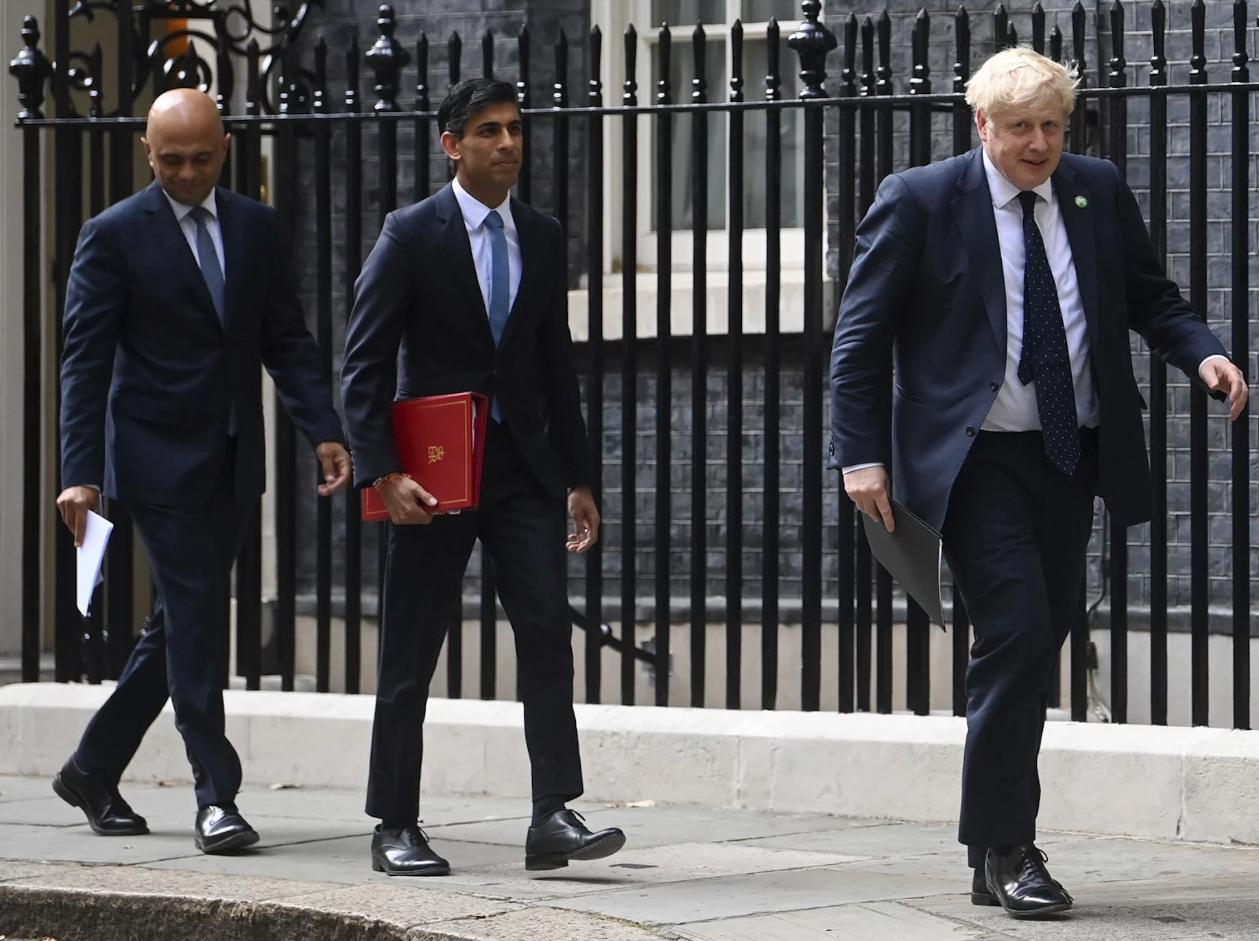 贾维德（左）、苏纳克（中）和约翰逊（右）