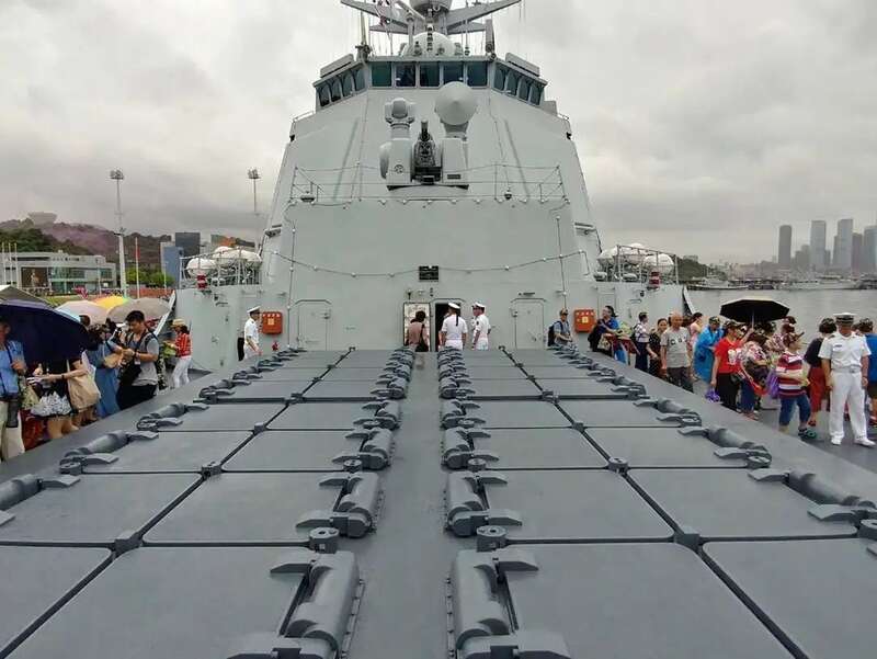 052D大驱体积相对较小，只能搭载64个通用垂发