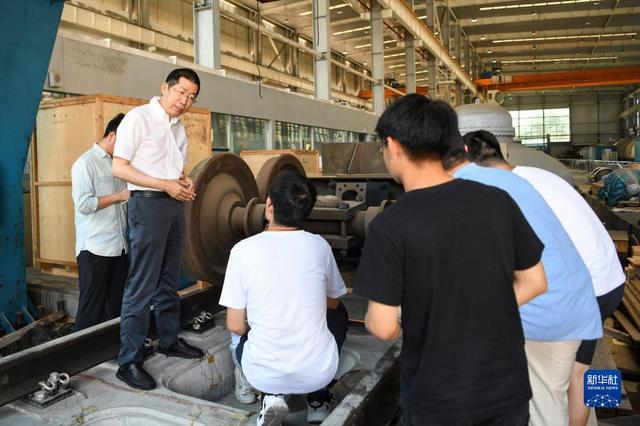 西南交通大学牵引动力国家重点实验室，翟婉明（左二）在指导学生