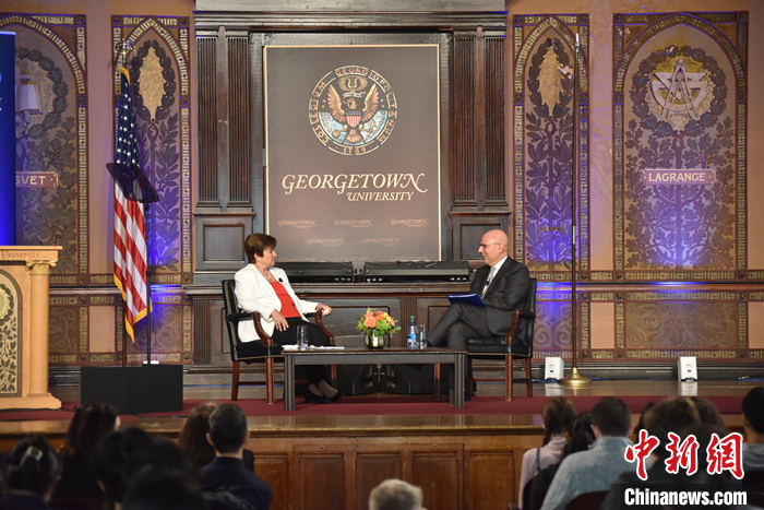 格奥尔基耶娃（左）和乔治城大学校长德吉奥亚（右）对话