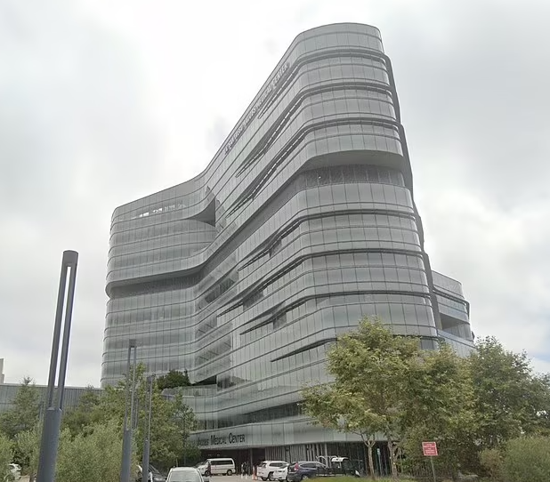 南加州的几家医院已经开始在急诊室外使用临时的帐篷，以应对日益增多的流感和其他呼吸道疾病患者 ...