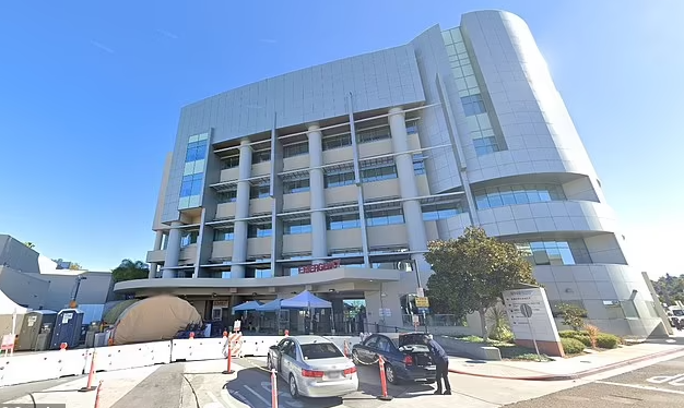 南加州的几家医院已经开始在急诊室外使用临时的帐篷，以应对日益增多的流感和其他呼吸道疾病患者 ...