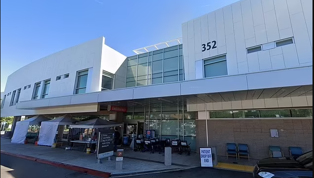 南加州的几家医院已经开始在急诊室外使用临时的帐篷，以应对日益增多的流感和其他呼吸道疾病患者 ...