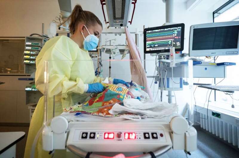 一旦儿童患病，多出现流鼻涕，咳嗽和发烧等的感冒症状