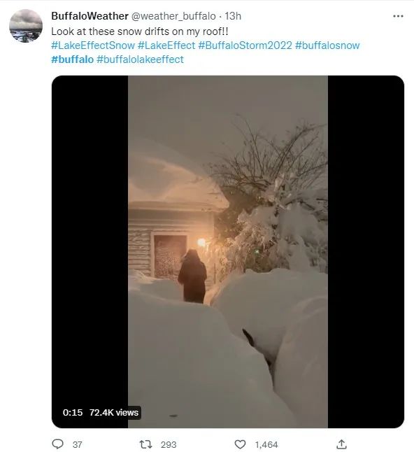 积雪在家门口形成了“雪坝”