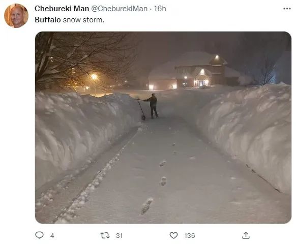 积雪在家门口形成了“雪坝”