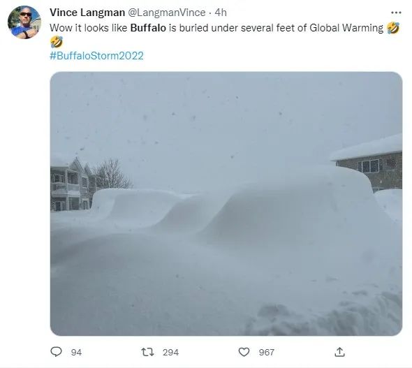 积雪在家门口形成了“雪坝”