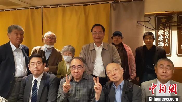 参加集会的部分代表在集会后的恳谈会上合影