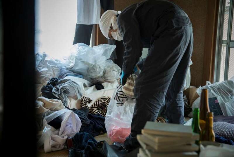 “特殊清扫”人员需要先搬出遗体和所有的垃圾，再进行非常彻底的消毒消臭 ...