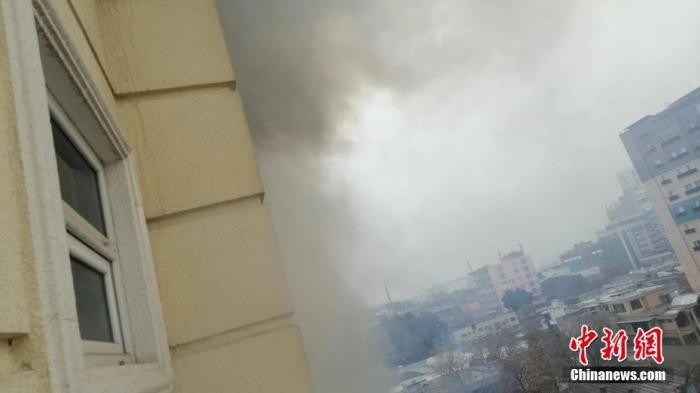 阿富汗喀布尔，中国学者汪段泳所在酒店楼上冒出浓烟