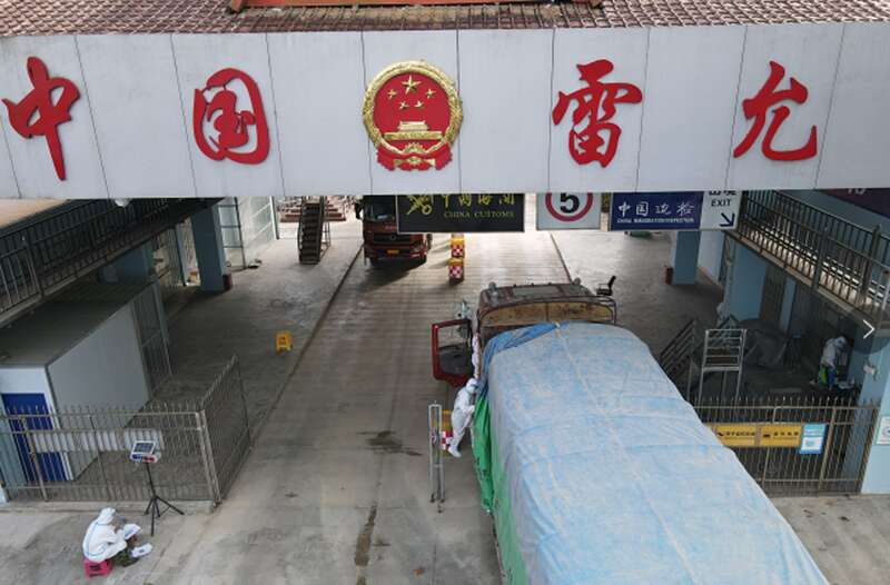 云南多个口岸正放宽疫情防控措施，在“客停货通”的情况下，不再对货运车辆和货物进行核酸检测和消杀，对于 ...