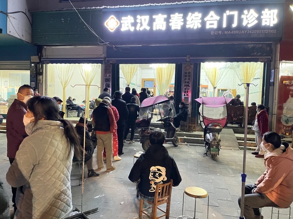 农村医务室人群扎堆输液