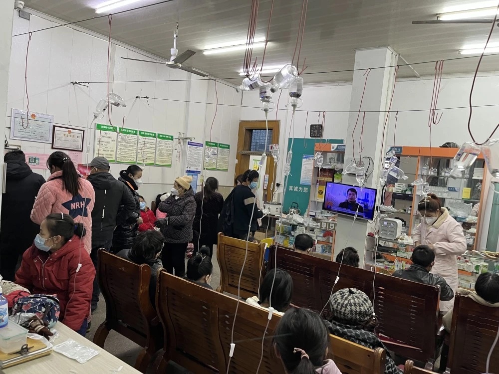 农村医务室人群扎堆输液