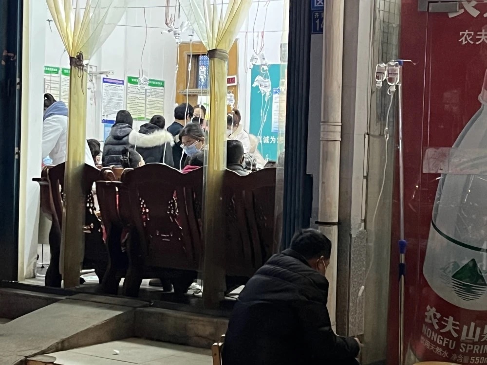 农村医务室人群扎堆输液