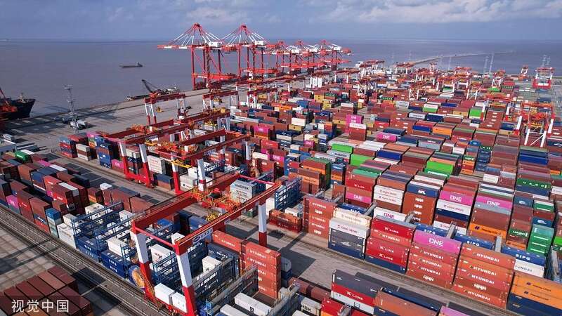 上海洋山深水港自动化码头一派繁忙