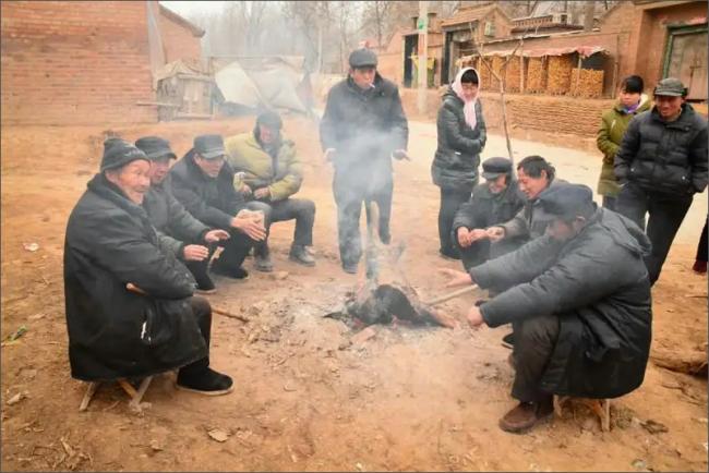 相较于城市，农民有爱聚集闲聊的习惯