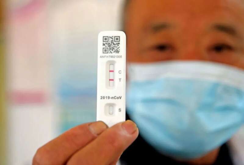 安徽淮南市寿县，堰口镇江黄村卫生室村医陈继武为出现发热、干咳、乏力、咽痛等新冠病毒感染相关症状的村民 ...